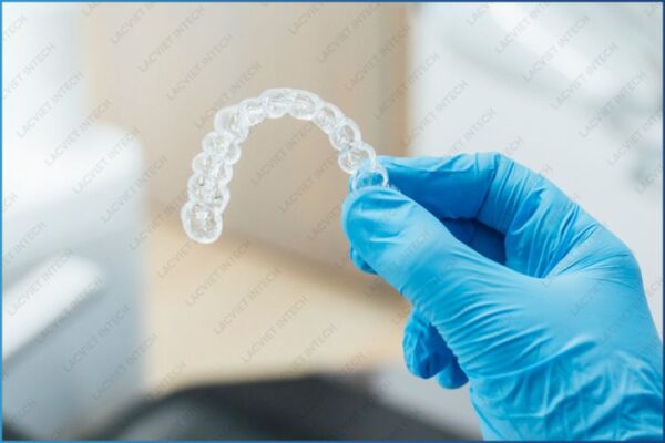Niềng răng trong suốt có khay niềng khá bền bỉ, chắc chắn Niềng răng trong suốt có khay niềng khá bền bỉ, chắc chắn