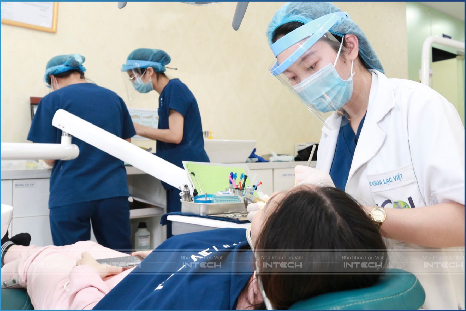 Hình ảnh tại nha khoa Lạc Việt Intech: Bác sĩ điều trị tình trạng răng hởi lợi