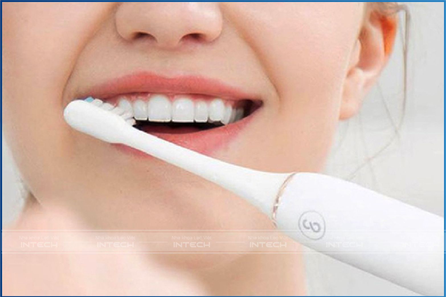 Hai loại bàn chải này đều có khả năng làm sạch sâu vào từng kẽ răng, loại bỏ mảng bám và vi khuẩn. Hai loại bàn chải này đều có khả năng làm sạch sâu vào từng kẽ răng, loại bỏ mảng bám và vi khuẩn.