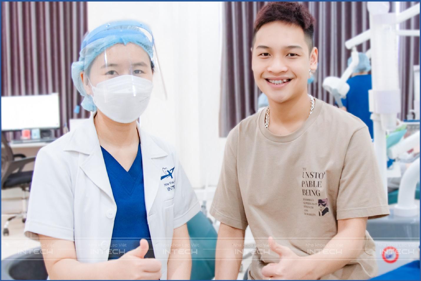 Bác sĩ tại Nha khoa Lạc Việt Intech điều trị chỉnh nha giữ lại răng khểnh hiệu quả cho khách hàng