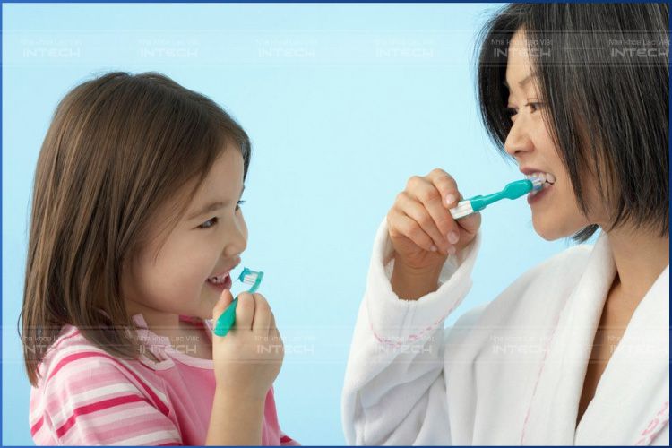 Những lưu ý khi vệ sinh răng miệng cho trẻ Những lưu ý khi vệ sinh răng miệng cho trẻ