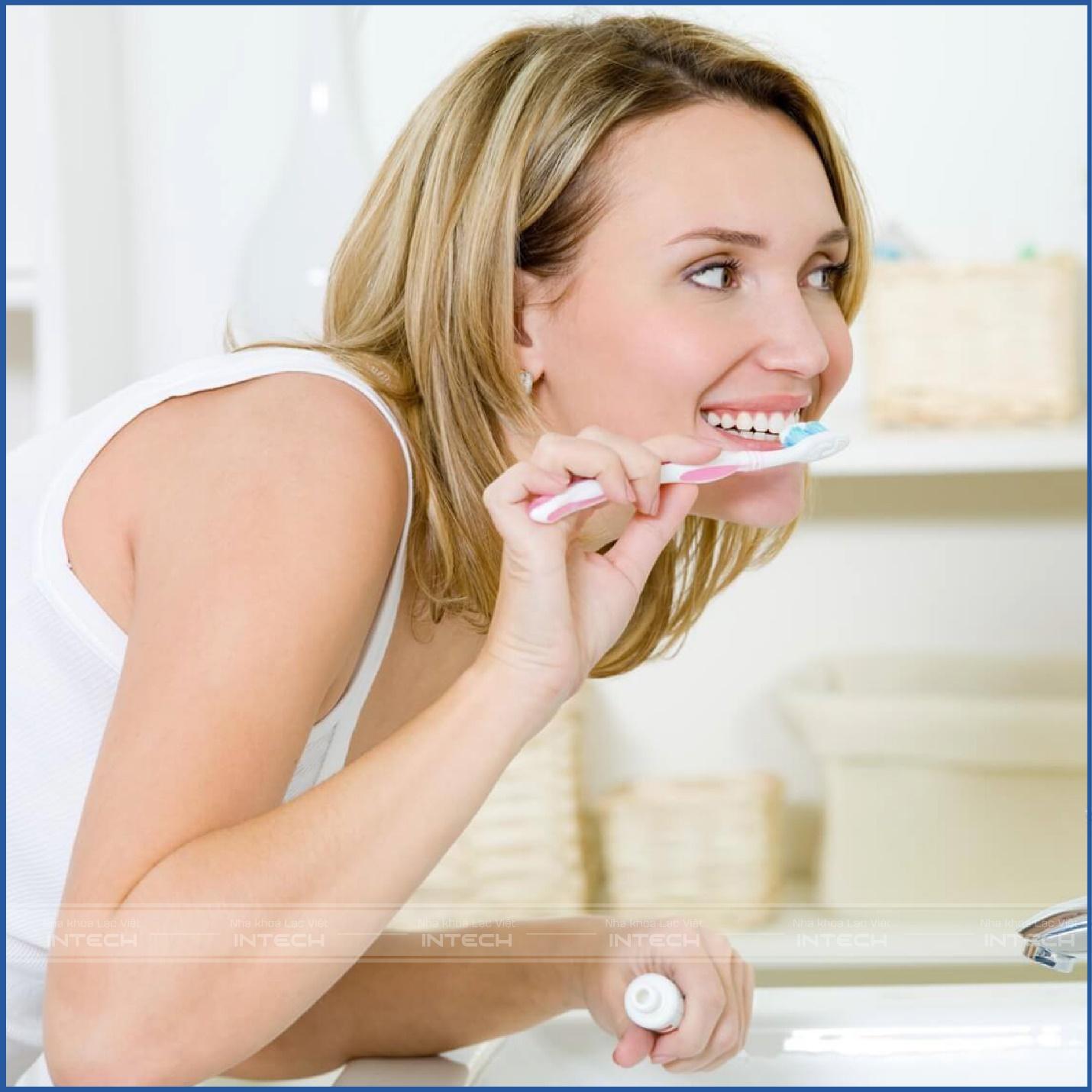 Chú ý vệ sinh răng miệng hằng ngày khi giữ lại răng khểnh khi niềng