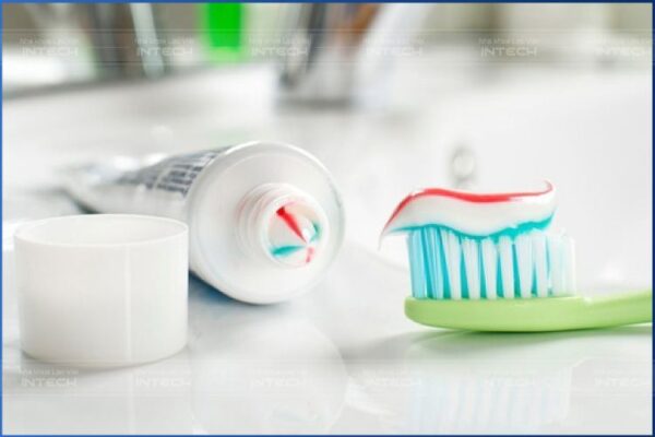 Bàn chải lông mềm và kem đánh răng cho răng nhạy cảm rất phù hợp với người niềng răng