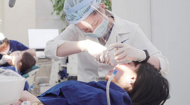 Trước khi gắn mắc cài, bác sĩ sẽ lấy cao răng và vệ sinh sạch sẽ 