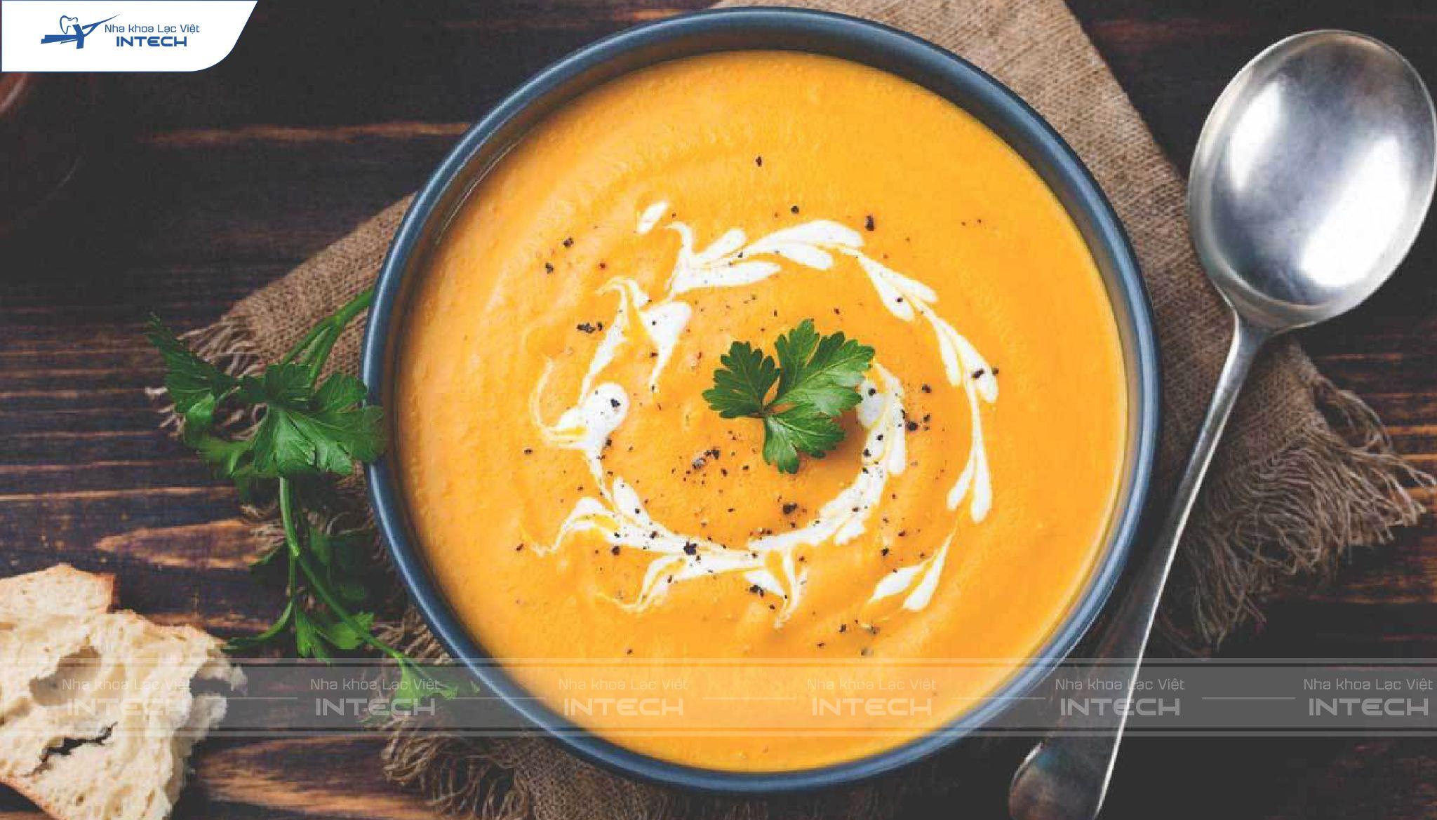 Mới gắn mắc cài, các bạn nên ăn thức ăn mềm như cháo, soup hoặc cắt nhỏ thức ăn 