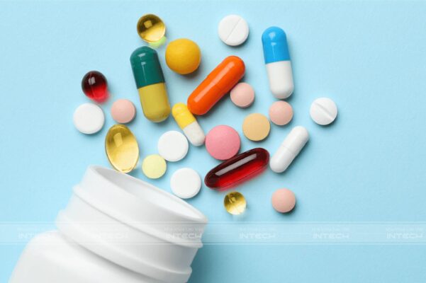 Trên thị trường hiện nay có nhiều loại thuốc giảm đau khác nhau, chia thành 2 loại là không kê đơn và có kê đơn Trên thị trường hiện nay có nhiều loại thuốc giảm đau khác nhau, chia thành 2 loại là không kê đơn và có kê đơn
