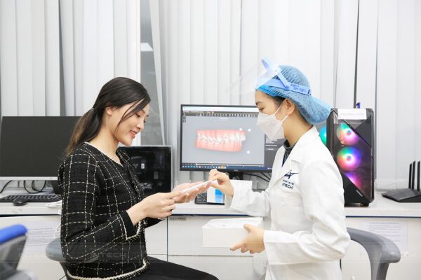 Bảng giá niềng răng mắc cài trong suốt tại Vinh - Nghệ An mới nhất 3 kiem tra thong tin khay nieng truoc khi chinh nha 600x400 3